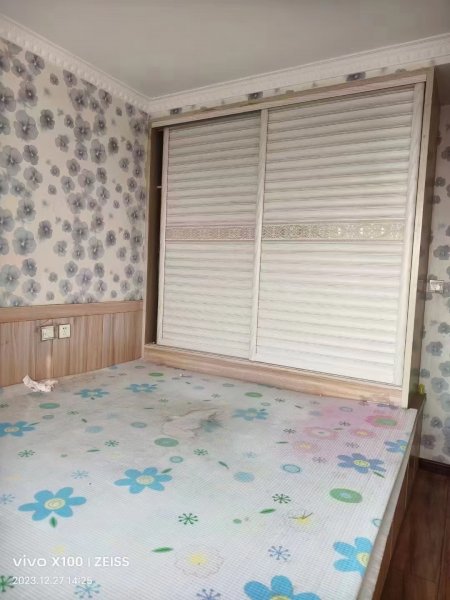 怡园小区六楼加阁楼，单层102平两室两厅，售29.8万