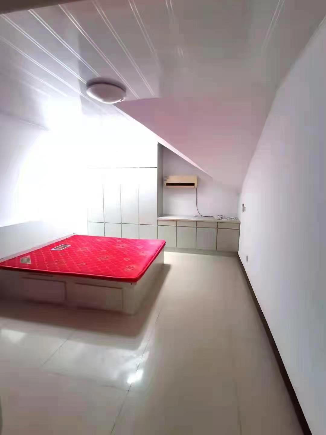 润泽小区阁楼三室家电齐有空调租金600