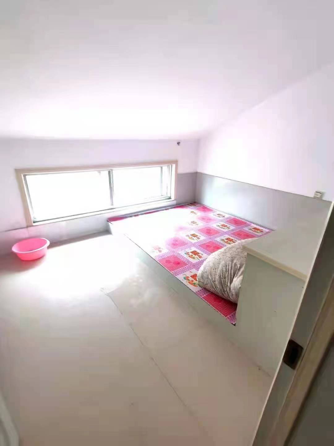 润泽小区阁楼三室家电齐有空调租金600
