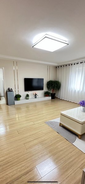 紫锦花园南区1楼西户房本面积133平方，婚房短住拎包入住仅售