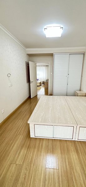 紫锦花园南区1楼西户房本面积133平方，婚房短住拎包入住仅售