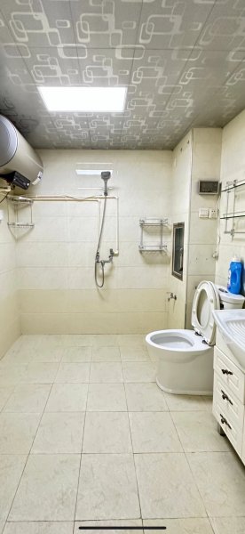 紫锦花园南区1楼西户房本面积133平方，婚房短住拎包入住仅售