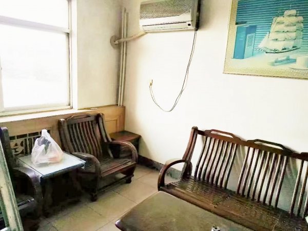 人民广场东农商行家属院五楼，房本面积83.1平，双气，三室一