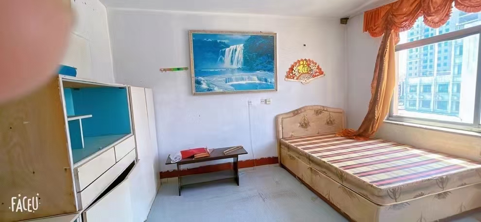 《二实小府前学区房》 东山小区3楼，78平，三室一厅一卫，简