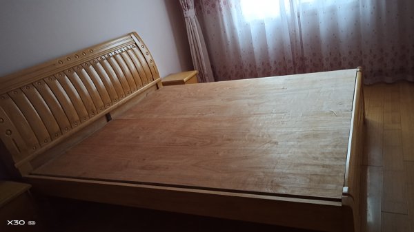 全实木，床，1米8X2米，席梦思9成新床垫，1200元