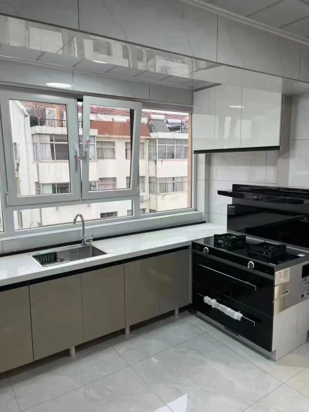 向阳二区框架5楼西边户111平，错层户型精装未住，家具齐全，