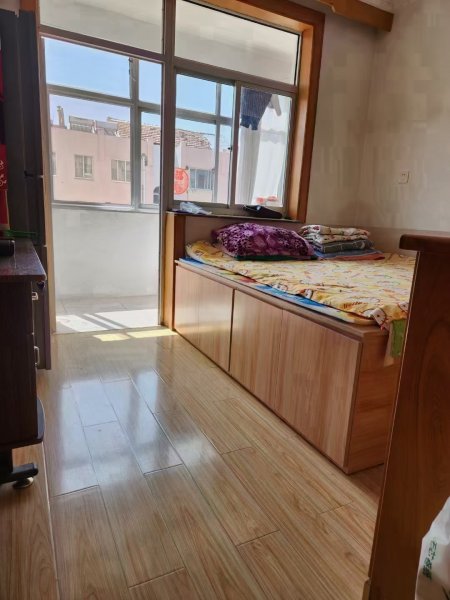 怡园小区，四楼，68平，三室两厅，厨房改的冷热水，30.8万