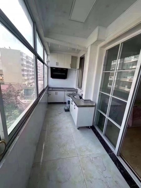 华冠二区3楼63平，赠前后大阳台，实际75平，三室，自已精装