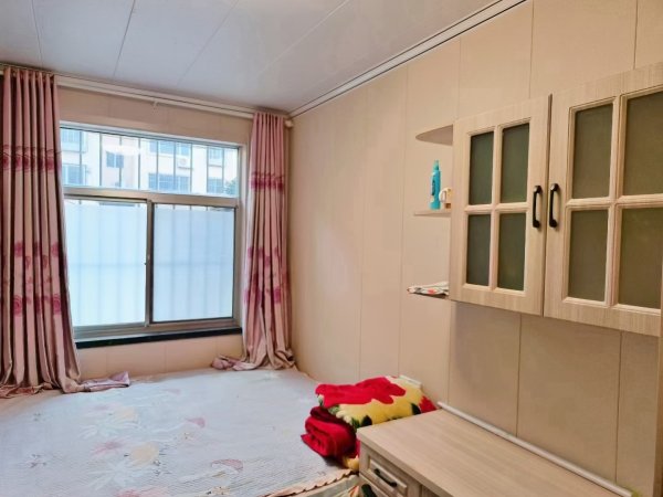 黄山小区贴地1楼，61平方，精装短住，31.8万，3居室，黄