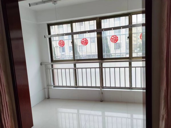 西馨苑小区1楼三室一厅