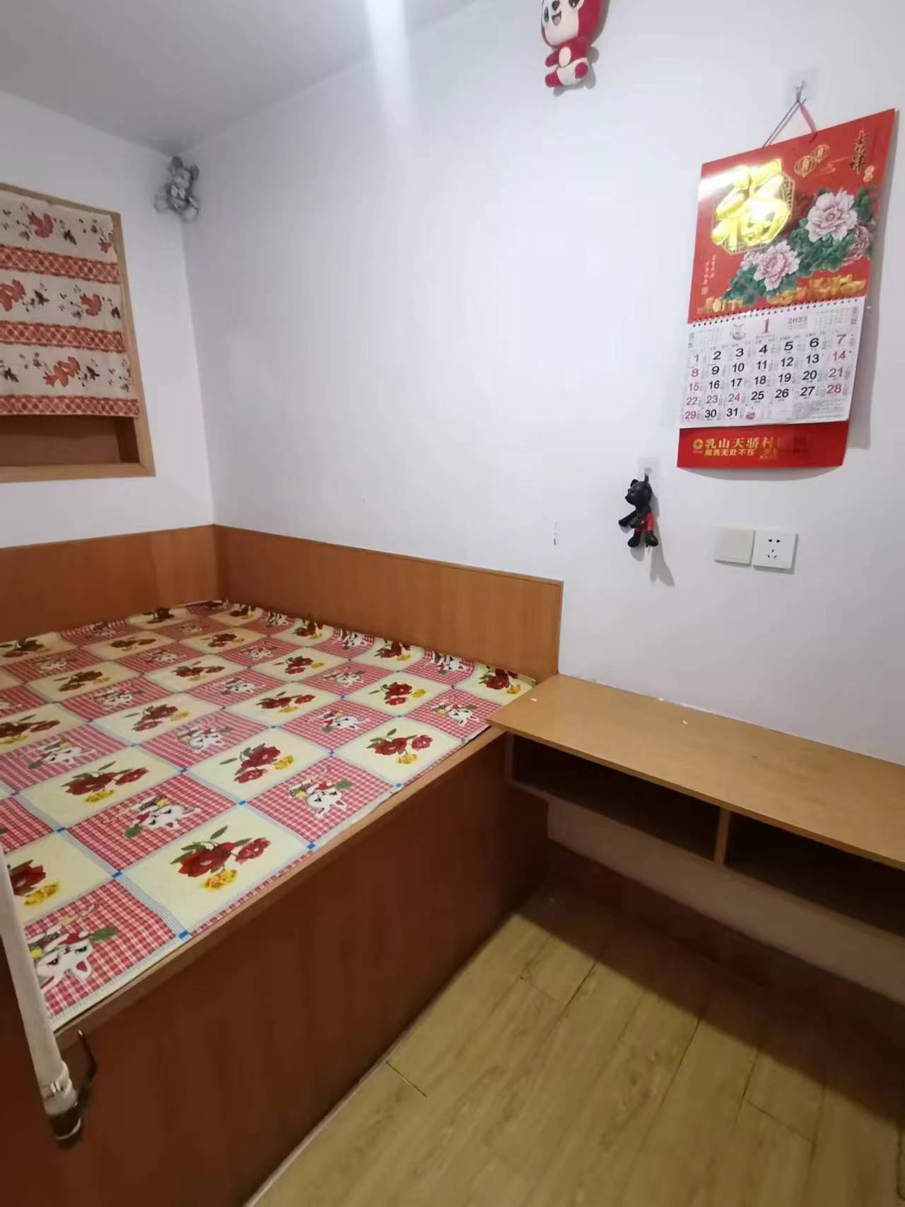 大众商厦附近一楼带小院家电齐有空调租金700