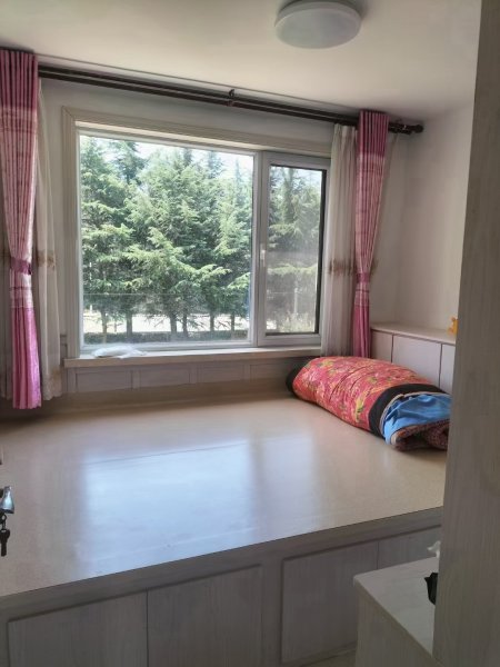 名门小区西 地毯厂家属楼 二楼西边户，64平，三室一厅， 近