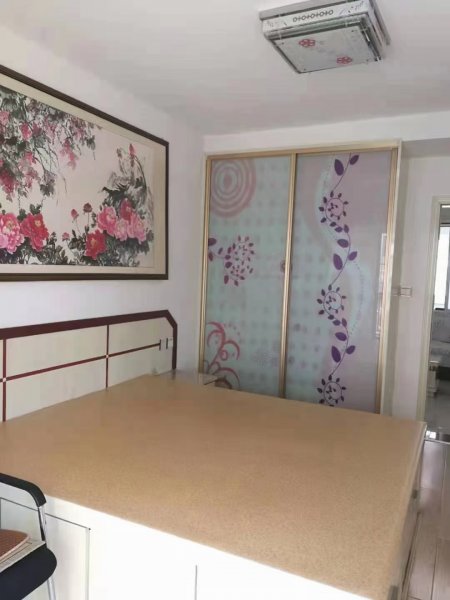 黄金小区1楼两室 ，框架，家电家具齐全。月租1200