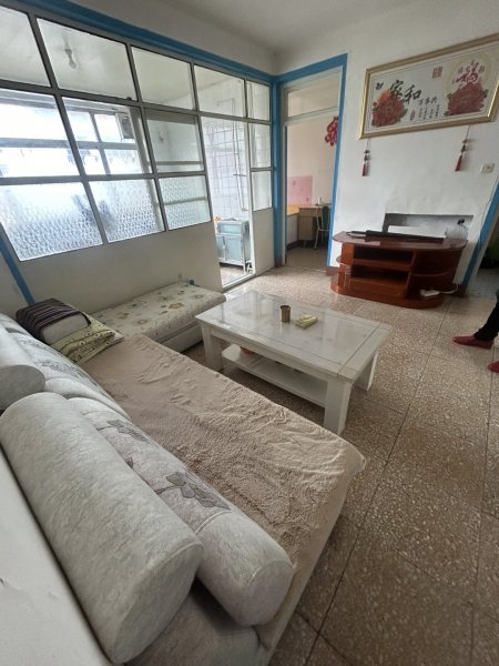 物资小区四楼，两室一厅74平方，双气，每月700元