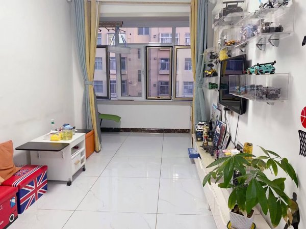 黄山小区贴地3楼，85平。38万，精装户型 实际面积90多平