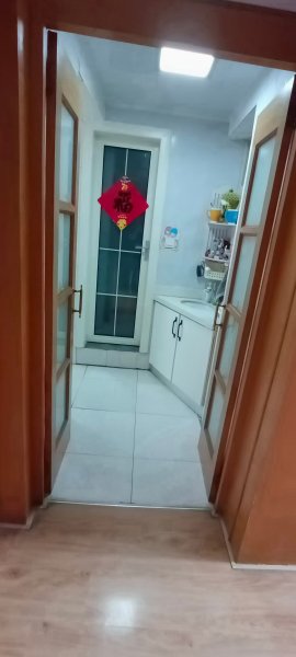 向阳小区贴地3楼相当于2楼，65平左右，35.8万，两室两厅