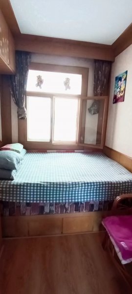 向阳小区贴地3楼相当于2楼，65平左右，35.8万，两室两厅