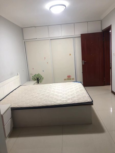 香格里拉一区4楼，地暖家电家具齐，年租1400/月。