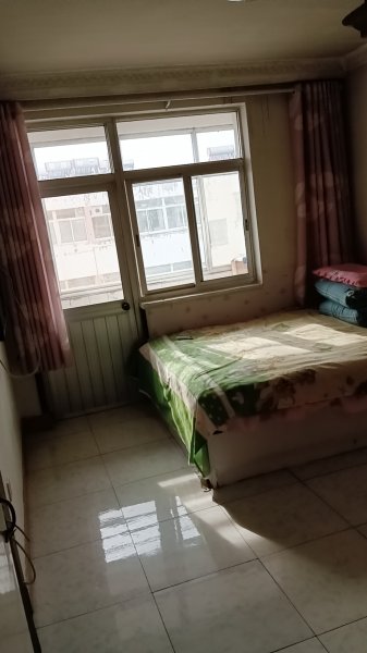 华冠一区四号楼三单元六楼，三室一厅