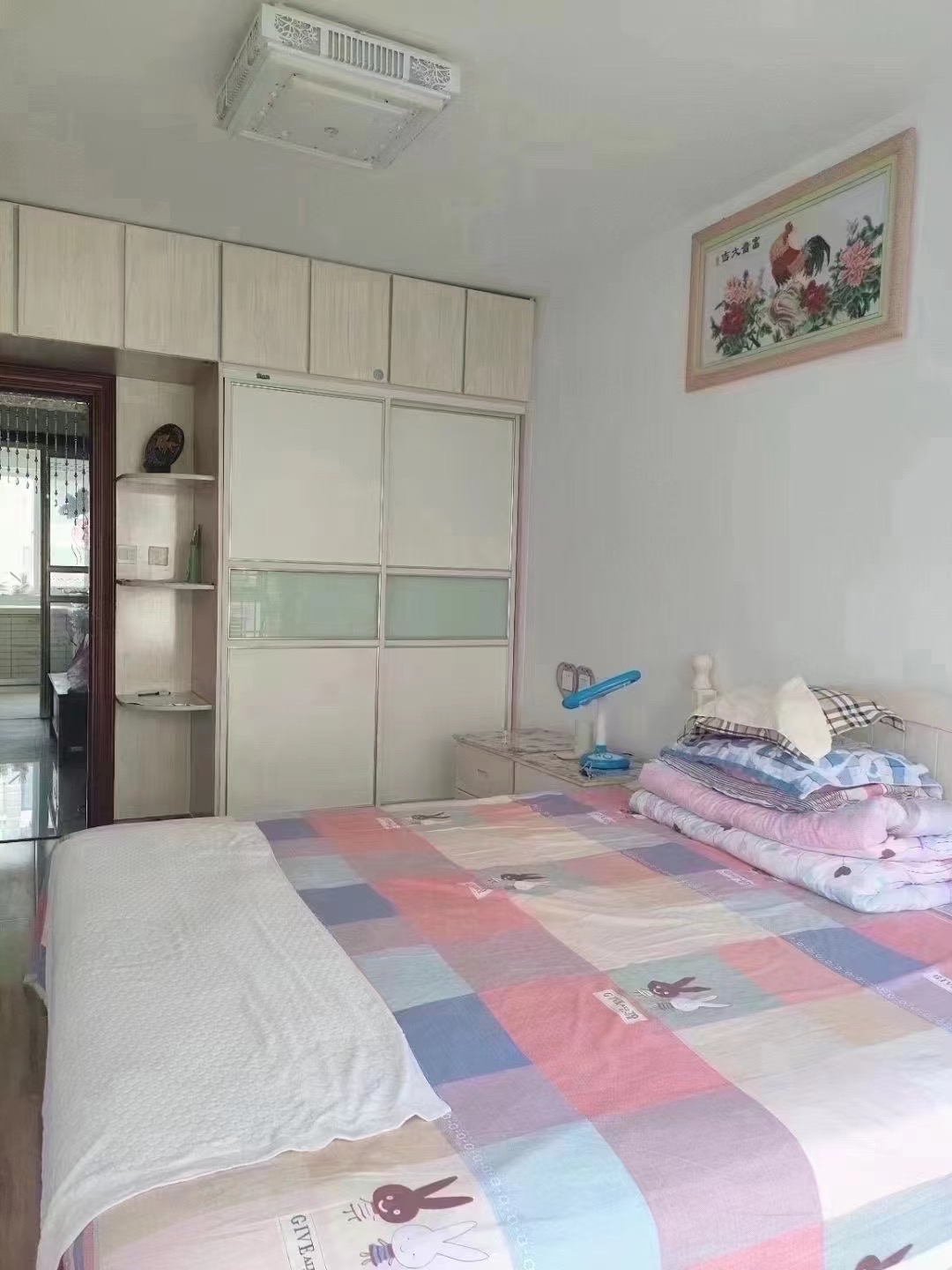 黄金小区框架2楼68.68平，2室1厅，地暖，双气，实木装修