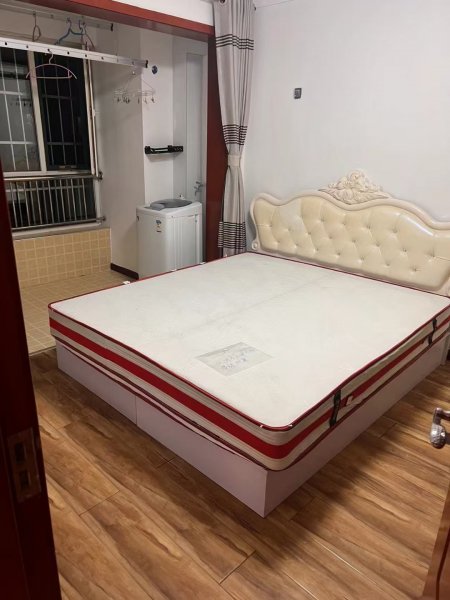 水景绿城一楼80平，精装修家电家具齐全，月租1300元，。