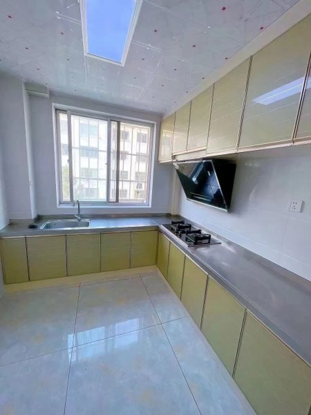 金泰小区2楼，房本95.5平，超大北厅，婚房精装修46.8万