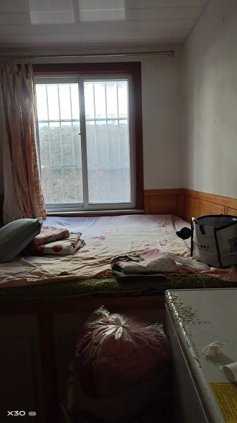 黄山小区贴地1楼61平筒装28万实际面积有70左右黄山小学府
