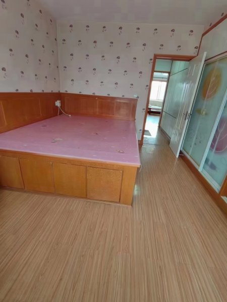 紫金花园4楼94平米，家具家电齐全，1200/月，需年租，