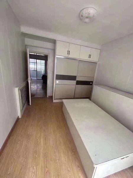 华冠二区3楼63平，赠前后阳台，三室一厅，自已精装未住，全家
