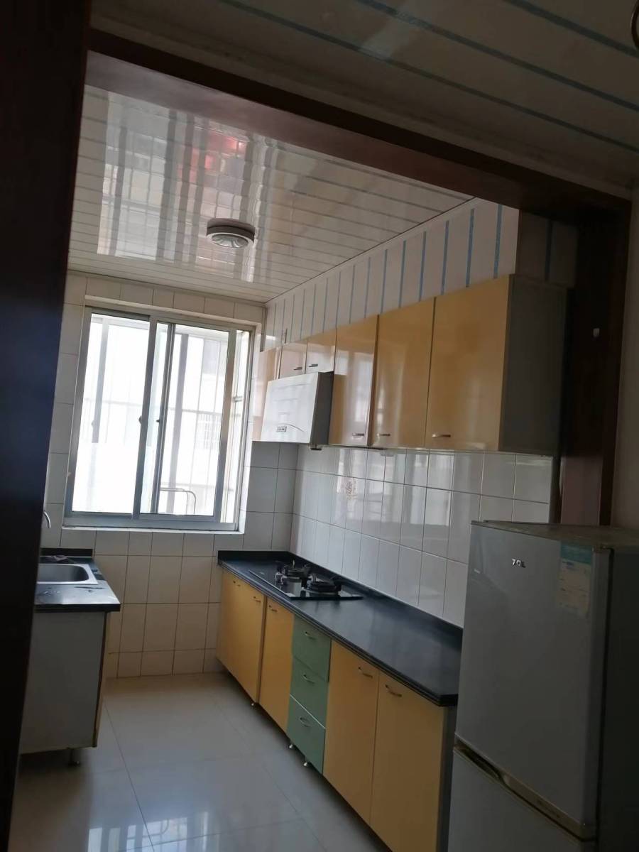利群东兴东小区二楼家电齐有空调热水器租金1100