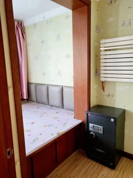 城东一区1楼107平四室自己家精装新换平开内倒窗，府前学区房