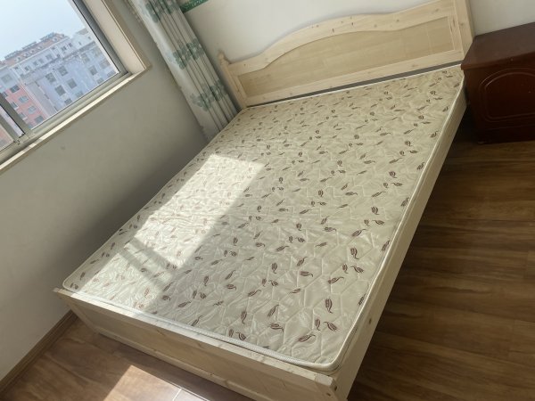 润泽小区金岭高中南门对面多层 6楼+阁楼 （阁楼是独门独户）