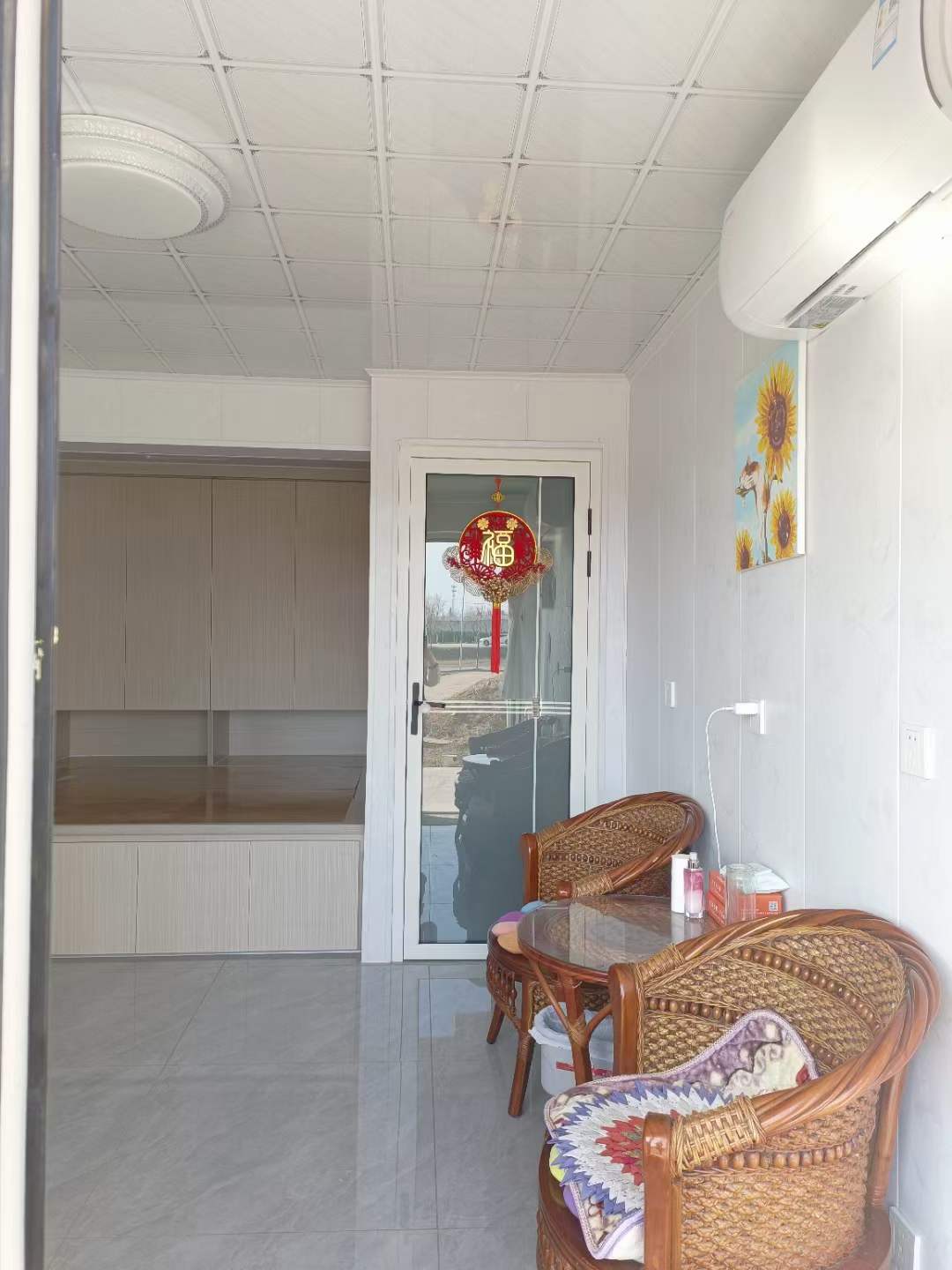 吉祥家园小区，住人车库，带家具家电，月租700！