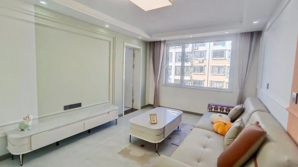 西馨苑4楼，87平，46.8万 三室一厅，精装未住