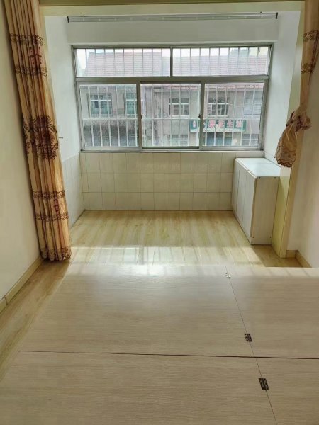 金泰小区2楼 81.26平，三室42.8万小议