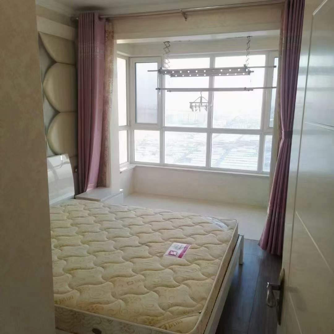 学府华都，27楼，三室精装带家具家电，2500/月