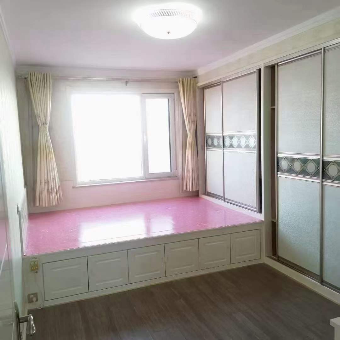 学府华都，27楼，三室精装带家具家电，2500/月