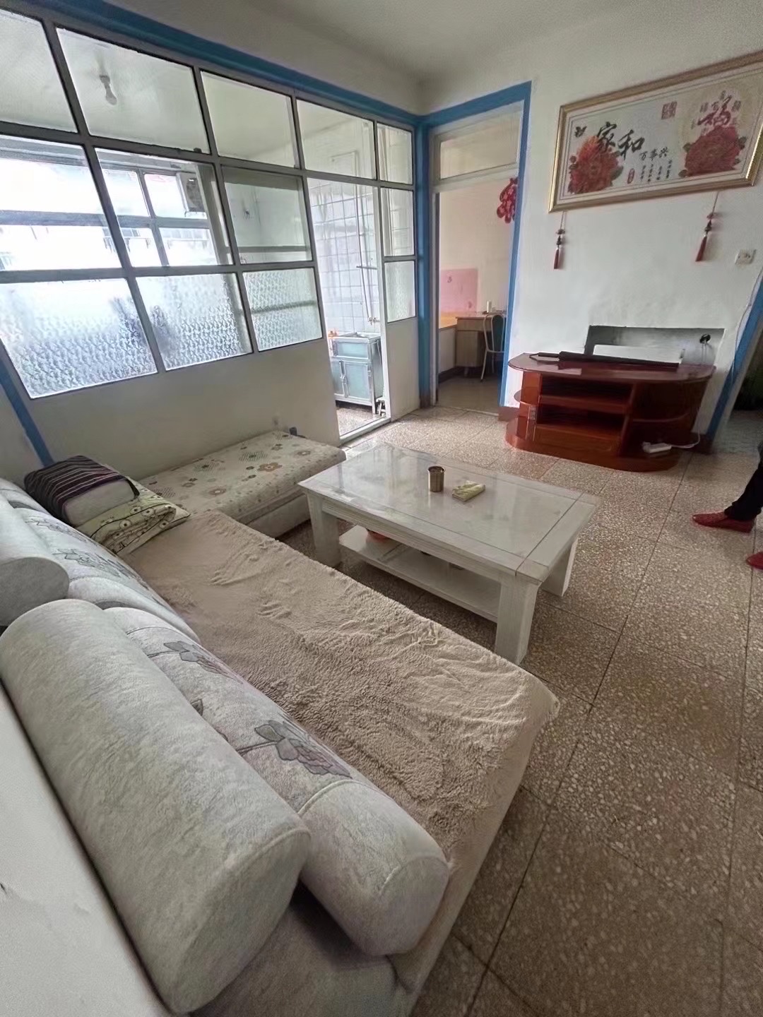 物资小区四楼，两室一厅，74平方，双气，每月700元
