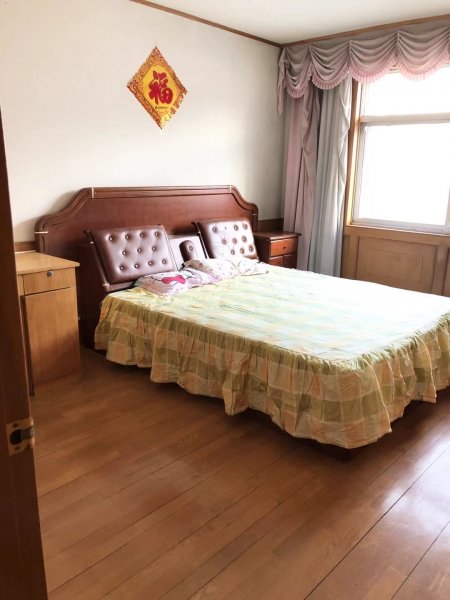 东山小区三楼东边户100平出租