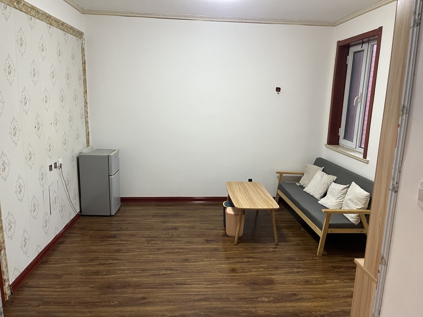 出租：怡居苑小区 5楼，68平 两室两厅，家具家电齐全