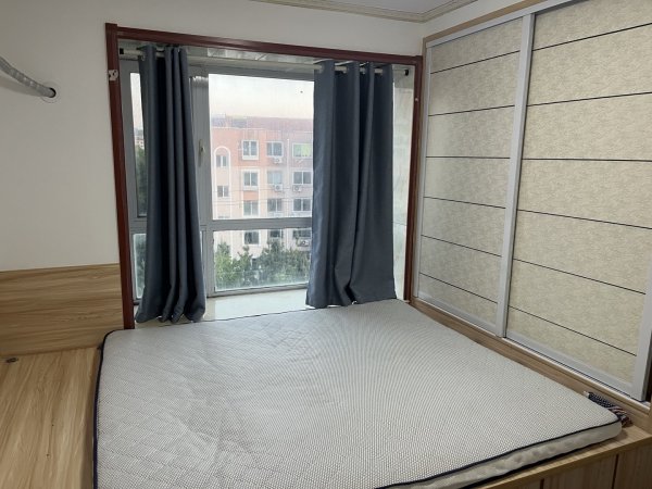 出租：怡居苑小区 5楼，68平 两室两厅，家具家电齐全