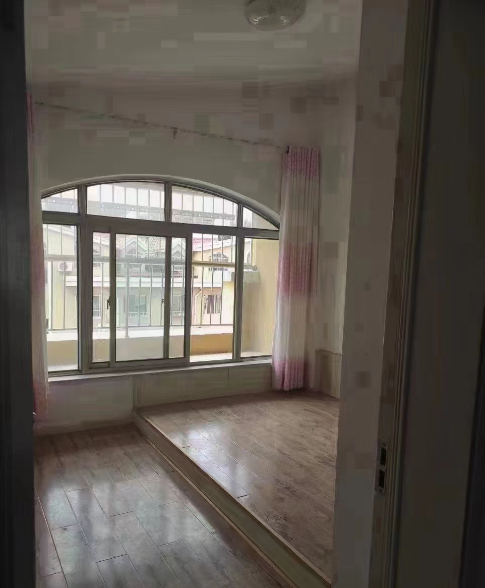 个人房源，西馨苑社区阁楼出租年租600，半年租700