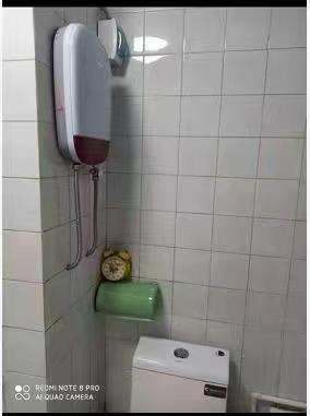 城东一区五楼96平三室家电齐有空调热水器租金1100