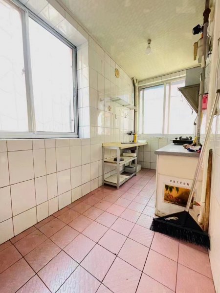 向阳二区2楼68平，两室，首次出租，家具家电齐全(有空调)全