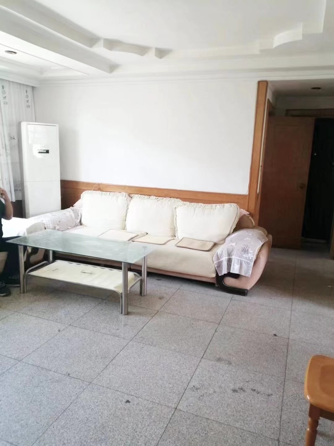 政府一区1楼 101平 ，三室双气，家具家电齐全有空调