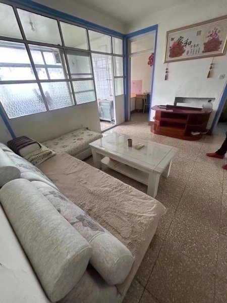 物资小区四楼，两室一厅，74平方，双气，每月700元