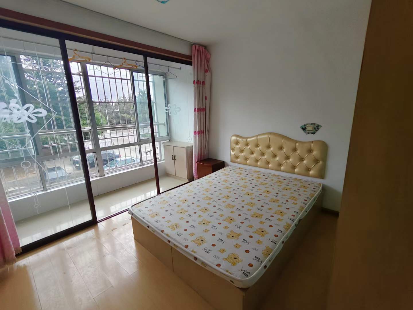 润泽小区一楼，三室一厅，家具家电齐全，1300/月年租年付