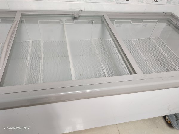 出售九成新冷冻柜，长210宽80