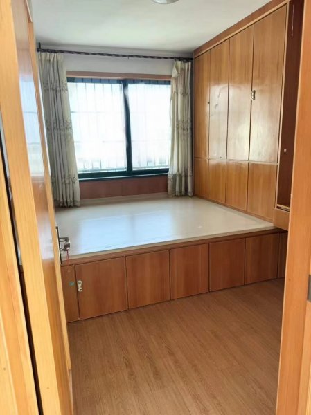 香格里拉一区框架4楼90平，3室，地暖精装，家俱家电齐全有空调