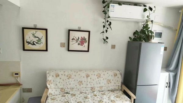 [爱心]J出租！金苹果小区小公寓，精装修，空调等家电家具齐全，月租800，年租